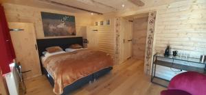 A bed or beds in a room at Alpen Lodge Berwang