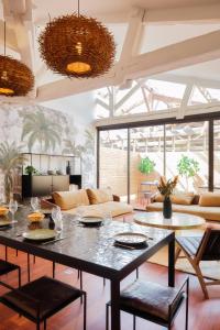 Volubilis Luxury Guest House في بوردو: غرفة معيشة مع طاولة وكراسي كبيرة