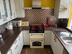 Кухня или мини-кухня в Cosy Entire residential home. Staple Hill. Bristol
