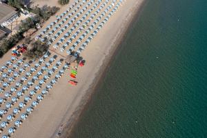 una vista sulla spiaggia con un mucchio di ombrelloni di Vascellero Club Resort a Cariati