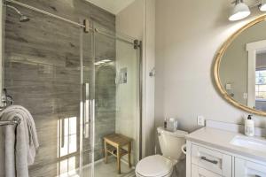 ein Badezimmer mit Dusche, Toilette und Waschbecken in der Unterkunft Gig Harbor House with Private Beach and Views! in Gig Harbor + 29 Fotos