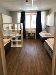 מיטה או מיטות קומותיים בחדר ב-Åsens Vandrarhem Uvboet