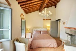 Postel nebo postele na pokoji v ubytování Chimera Tuscany Resort + 37 fotografií