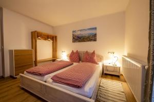 Tempat tidur dalam kamar di Ferienhof Pacher