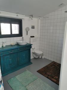 Ein Badezimmer in der Unterkunft la Villa des Cigales