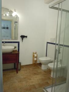 łazienka z toaletą i umywalką w obiekcie Antica Cascina Pilo w mieście Monchiero
