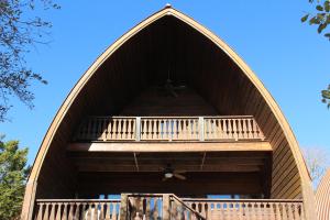 un gran edificio de madera con balcón. en Canyon Lakeview Resort en Canyon Lake