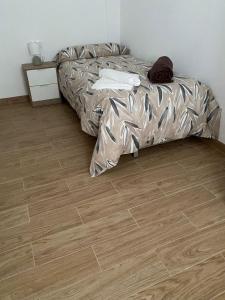 - une chambre avec un lit et du parquet dans l'établissement La Casa de Pablo, à Cenes de la Vega