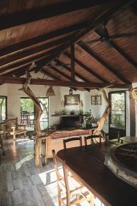 Habitación con mesa y sillas en un edificio en Posada Uguay - Esteros del Iberá en Colonia Carlos Pellegrini