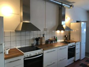 Ett kök eller pentry på Åsens Vandrarhem Uvboet