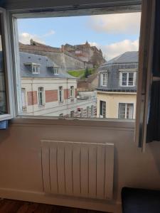 okno z widokiem na miasto w obiekcie La Perle Bleue w mieście Dieppe
