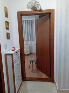 - un miroir dans une chambre avec une chaise et un bureau dans l'établissement Nektar 88, à Vrnjačka Banja