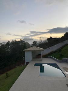 ノバ・リマにあるPousada Mar Mineiro Macacosの裏庭のスイミングプールの景色を望めます。