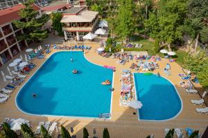 an overhead view of a swimming pool in a resort at Menada Zornitsa Apartments in Sunny Beach