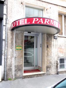 una señal en la parte delantera de una estratificación parlamentaria mortel en Hotel Parma, en Milán