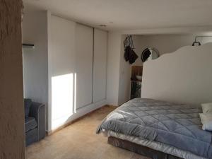 Schlafzimmer mit einem Bett und einem Fenster in der Unterkunft Appartement au calme et belle terrasse in Peyroules
