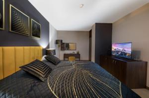 Televízia a/alebo spoločenská miestnosť v ubytovaní Hotel Zlatý Býk
