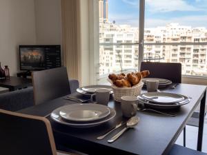 Foto dalla galleria di 6th Floor Spinola SeaView in St Julians a San Giuliano