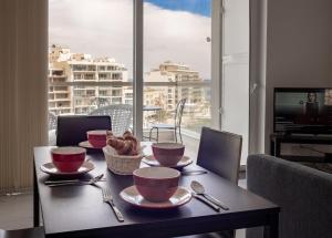 Foto dalla galleria di 6th Floor Spinola SeaView in St Julians a San Giuliano