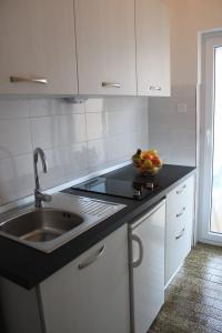 Kuchyň nebo kuchyňský kout v ubytování Apartments Renata