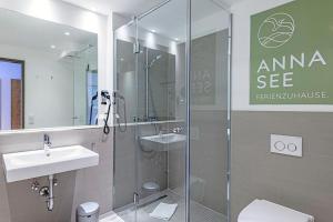 ein Badezimmer mit Dusche, Toilette und Waschbecken in der Unterkunft Apartmentvilla Anna See Apartmentvilla Anna See 1-11 in Langeoog + 20 Fotos