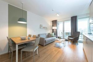 ein Wohnzimmer mit einem Tisch und einem Sofa in der Unterkunft Apartmentvilla Anna See Apartmentvilla Anna See 2-11 in Langeoog
