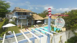 a view of the pool at a resort at Pousada Manaaki in Búzios