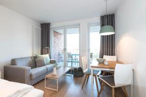 un soggiorno con divano e tavolo di Apartmentvilla Anna See Apartmentvilla Anna See 2-14 a Langeoog