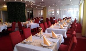 Reštaurácia alebo iné gastronomické zariadenie v ubytovaní Hotel Zlatý Býk