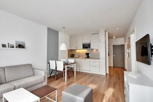 ein Wohnzimmer mit Sofa und Tisch in der Unterkunft Deichhäuser Anna Küste Deichhäuser Anna Küste 4-14 in Bensersiel