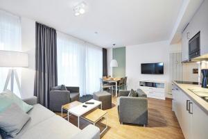 ein Wohnzimmer mit Sofa und Tisch in der Unterkunft Deichhäuser Anna Küste Deichhäuser Anna Küste 4-23 in Bensersiel