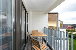 balcone con tavolo e sedie in legno di Deichhäuser Anna Küste Deichhäuser Anna Küste 8-32 a Bensersiel