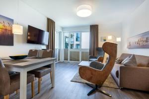 ein Wohnzimmer mit einem Esstisch und einem Sofa in der Unterkunft Aparthotel Ostseeallee Aparthotel Ostseeallee 4-31 in Boltenhagen