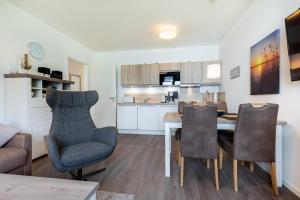 eine Küche und ein Wohnzimmer mit einem Tisch und Stühlen in der Unterkunft Aparthotel Ostseeallee Aparthotel Ostseeallee 4-31 in Boltenhagen