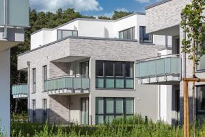 una imagen de un edificio con balcones en Aparthotel Ostseeallee Aparthotel Ostseeallee 2-16, en Boltenhagen