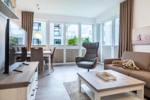 - un salon avec un canapé et une table dans l'établissement Aparthotel Ostseeallee Aparthotel Ostseeallee 5-41, à Boltenhagen