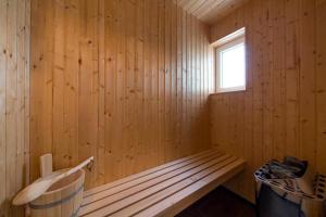 シリヒにあるNordsee Ferienpark Nordsee Ferienpark 47-3-nの木の壁にベンチがあるサウナ