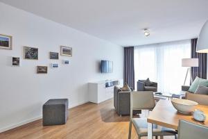 un salon avec un canapé et une table dans l'établissement Deichhäuser Anna Küste Deichhäuser Anna Küste 4-30, à Bensersiel