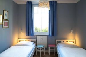 zwei Betten in einem Zimmer mit Fenster in der Unterkunft Apartment-Residenz Ostseestrand Apartment-Residenz Ostseestrand 11 in Kühlungsborn