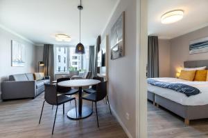 ein Hotelzimmer mit einem Bett und einem Tisch und Stühlen in der Unterkunft Godewindpark Travemünde Godewindpark Travemünde 1-07 in Travemünde