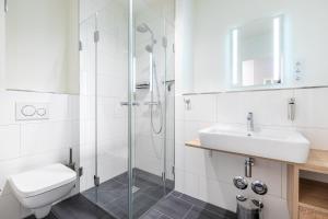 ein Badezimmer mit Toilette, Waschbecken und Dusche in der Unterkunft Godewindpark Travemünde Godewindpark Travemünde 1-07 in Travemünde