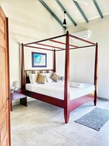 ein Schlafzimmer mit einem Himmelbett in einem Zimmer in der Unterkunft Villa Lagoonscape in Negombo