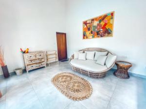 - un salon avec une chaise et un tapis dans l'établissement Villa Lagoonscape, à Negombo