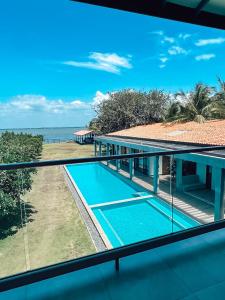 mit Blick auf den Pool im Strandhaus oder in der Nähe in der Unterkunft Villa Lagoonscape in Negombo