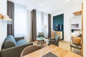 a living room with a couch and chairs and a table at Ferienapartments am Krusespeicher Ferienapartments am Krusespeicher 2-16 in Wismar