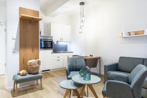a living room with two chairs and a table at Ferienapartments am Krusespeicher Ferienapartments am Krusespeicher 2-16 in Wismar