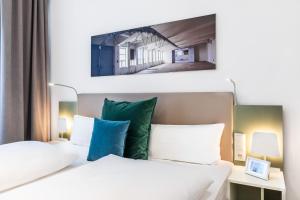 a hotel room with two beds and a tv above them at Ferienapartments am Krusespeicher Ferienapartments am Krusespeicher 2-16 in Wismar