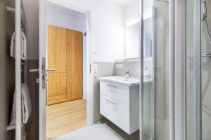 a bathroom with a sink and a shower at Ferienapartments am Krusespeicher Ferienapartments am Krusespeicher 1-07 in Wismar +12 photos