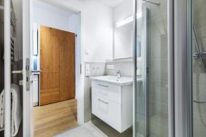a bathroom with a sink and a shower at Ferienapartments am Krusespeicher Ferienapartments am Krusespeicher 2-17 in Wismar