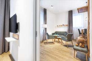 ein Wohnzimmer mit Tisch und Stühlen in der Unterkunft Ferienapartments am Krusespeicher Ferienapartments am Krusespeicher 3-30 in Wismar
